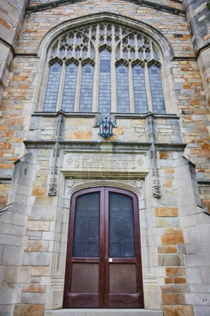 Gotische Architektur am University of Michigan Law Quadrangle mit großen hölzernen Doppeltüren und komplizierten Steinfenstern