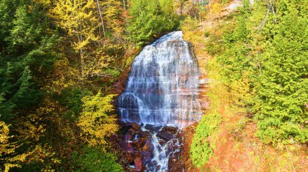Téléchargez les photos : Vue aérienne des chutes hongroises en automne, Michigan 2017, capturée par le drone DJI Phantom 4 affichant des couleurs automnales vibrantes et une beauté naturelle sereine. - en image libre de droit