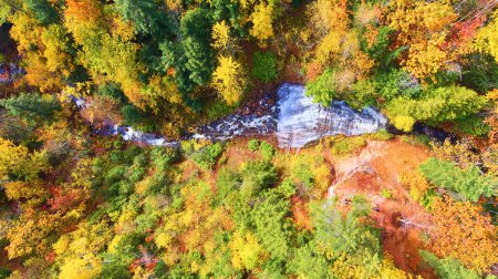 Foto de Vista aérea de vibrantes colores otoñales en el bosque de Michigan con cascada en cascada, capturada por un dron en 2017 - Imagen libre de derechos