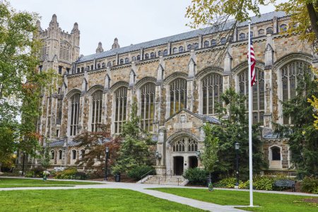Gotische Architektur erstrahlt am University of Michigan Law Quadrangle in Ann Arbor unter einem bewölkten Himmel und symbolisiert Tradition und Prestige.