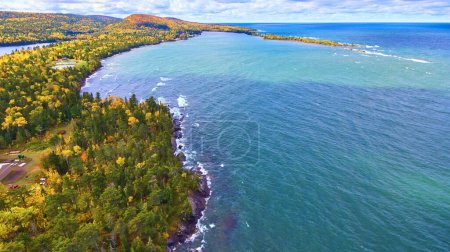 Vue aérienne à couper le souffle du littoral accidenté du lac Supérieur à l'automne, prise par un drone DJI Phantom 4 au Michigan, 2017