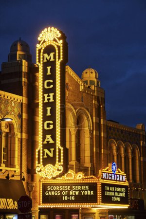 Foto de Vista nocturna vibrante de la carpa iluminada del teatro Michigan en el centro de Ann Arbor - Imagen libre de derechos