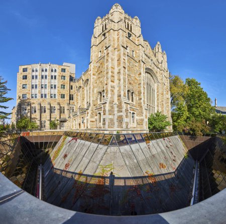 Gotische Wiederbelebungsarchitektur trifft auf modernes Design am University of Michigan Law Quadrangle, Ann Arbor, unter sonnigem Himmel