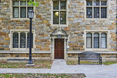 Die klassische Architektur des University of Michigan Law Quadrangle mit kunstvollen Steinbögen und ruhigem Campus-Ambiente.