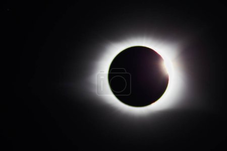 Dramatische totale Sonnenfinsternis über Franklin, Kentucky im Jahr 2017, bei der die Sonne die Korona glüht