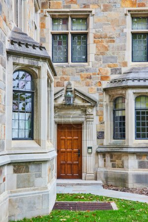 Automne à l'Université de Michigans historique Law Quadrangle, mettant en valeur l'architecture traditionnelle et l'élégance intemporelle