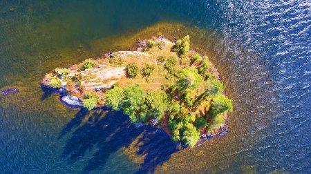 Luftaufnahme einer abgeschiedenen Insel im Lake Medora, Michigan, aufgenommen von der DJI Phantom 4 Drohne im Herbst 2017