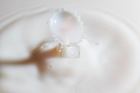 Impresionante captura de alta velocidad de salpicadura de leche elegantemente congelada en el tiempo, mostrando pureza y movimiento, Fort Wayne, Indiana, 2017