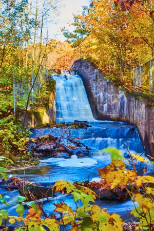 Esplendor otoñal en Hungarian Falls, Michigan - Vibrante cascada en medio del follaje otoñal, 2017