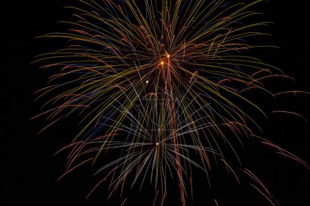 Téléchargez les photos : Feux d'artifice éclatants illuminant le ciel nocturne au carnaval Huntertown Heritage Days, Indiana, 2017 - en image libre de droit