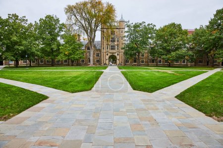 Gotische Architektur des University of Michigan Law Quadrangle in Ann Arbor inmitten üppigen Grüns im Frühherbst.