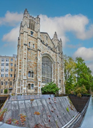 Gotische Architektur verschmilzt mit modernen Elementen im Law Quadrangle der University of Michigan in Ann Arbor und präsentiert Tradition und Moderne in einem Bildungsambiente.