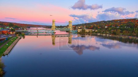 Téléchargez les photos : Vue de l'heure dorée du pont élévateur du lac Portage, Houghton, Michigan pendant la saison automnale, capturé par le drone DJI Phantom 4 - en image libre de droit