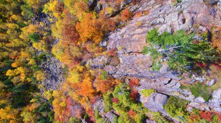 Vista aérea de otoño de la mina Cliff en Michigan, capturada por DJI Phantom 4 Drone