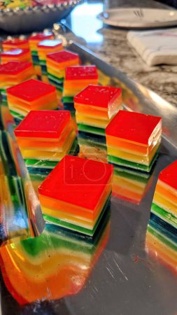 Lebendige Regenbogengelee-Desserts für die Feier in Fort Wayne, Indiana, Wohnküche, 2021