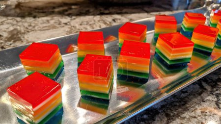 Foto de Vibrantes postres de jalea arco iris preparados en una cocina de Fort Wayne para una celebración festiva 2021 - Imagen libre de derechos