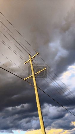 Stürmischer Himmel über hoch aufragenden Strommasten und Stromleitungen, Symbol für die Widerstandsfähigkeit der Energieinfrastruktur, Fort Wayne, Indiana, 2021