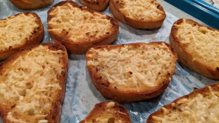 Téléchargez les photos : Fraîchement cuit pain à l'ail au fromage sur plateau bleu, parfaite nourriture de confort pour la cuisine à la maison dans l'Indiana, 2021 - en image libre de droit