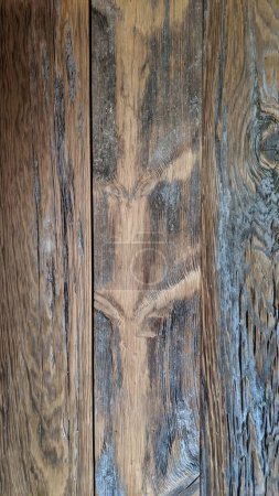 Gros plan de la surface en bois texturé avec grain visible, tons chauds et charme altéré, idéal pour les thèmes de design rustique