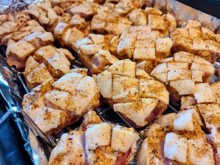 2022, portions fraîchement assaisonnées de ventre de porc prêtes pour le barbecue sur une plaque de cuisson dans une cuisine maison à Fort Wayne, Indiana - un repas parfait pour la célébration de la fête des Pères