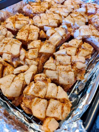 Téléchargez les photos : Poitrine de porc cru assaisonnée préparée pour la cuisine maison en Indiana, recette de barbecue idéale pour la fête des pères 2022 - en image libre de droit