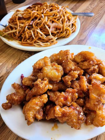 General Tsos Chicken und Lo Mein serviert in einem Restaurant in San Francisco, um die lebendigen Aromen der chinesischen Küche hervorzuheben, 2023