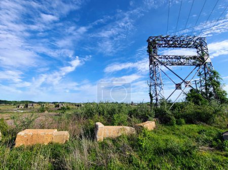 Pylône électrique abandonné récupéré par la nature dans le canton rustique de Charlestown, Indiana, 2023