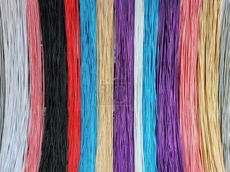 Foto de 2022 Exhibición vibrante de hilos de hilo de colores en un centro comercial en Columbus, Ohio - Ideal para artes, manualidades y fondo textil - Imagen libre de derechos