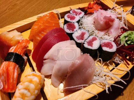 Surtido vibrante de sushi en bandeja de madera en Fort Wayne, Indiana, 2023 - Arte culinario y comida fina japonesa auténtica
