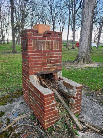 Ruinas de una Chimenea de Ladrillo Rojo en un Parque Público, Fort Wayne, Indiana, 2023 - Ecos del Tiempo bajo los Árboles Soleados