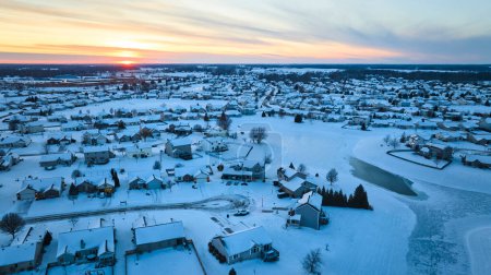 Schneeküssende Vorstädtische Häuser in Fort Wayne, Indiana bei Sonnenuntergang - Luftaufnahme einer friedlichen Nachbarschaft