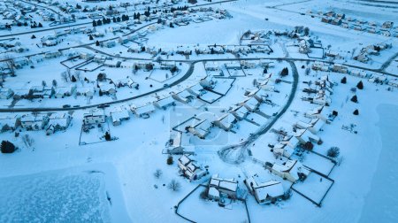 Winterpracht aus der Luft in Fort Wayne, Indiana - schneebedecktes Wohnviertel, das saisonale Ruhe ausstrahlt