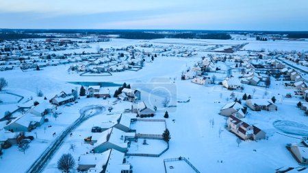Winterliche Gelassenheit in Suburbia: Schneebedeckte Nachbarschaft in Fort Wayne, Indiana aus der Vogelperspektive
