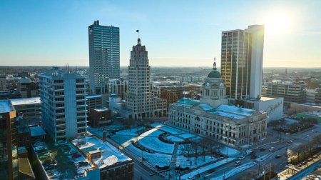 Foto de Winter Morning Glow sobre Fort Wayne, Indiana - Una mezcla de arquitectura histórica y moderna - Imagen libre de derechos
