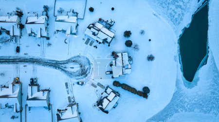Luftaufnahme vom heiteren Wintermorgen in Fort Wayne, Indiana - schneebedeckte Nachbarschaft und gefrorener See