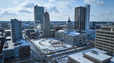 Foto de Vista de invierno de Fort Wayne, Indiana, mostrando la vida moderna en el centro de la ciudad en medio de la arquitectura histórica del palacio de justicia - Imagen libre de derechos