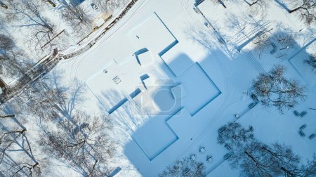 Vista aérea de una tranquila y cubierta de nieve Freimann Square en Fort Wayne, Indiana, mostrando la paz de los inviernos y la belleza de los edificios.