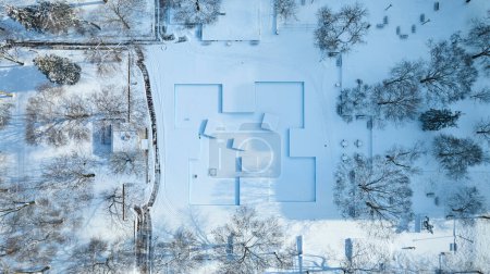 Luftaufnahme des modernen Freimann-Platzes inmitten einer verschneiten Landschaft in der Innenstadt von Fort Wayne, Indiana