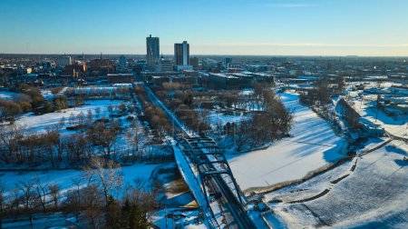 Mañana de invierno sobre Fort Wayne, Indiana Vista aérea del paisaje urbano nevado con el icónico puente MLK