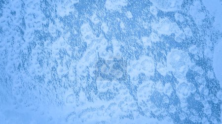 Frostige Wunder - Luftaufnahme von eisigen Mustern am Lake in Fort Wayne, Indiana, die die ruhige Schönheit des Winters heraufbeschwören
