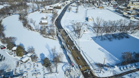 Winter-Luftaufnahme von Fort Wayne, Indiana - verschneite Innenstadt, St. Marys River und Veterans Memorial Bridge