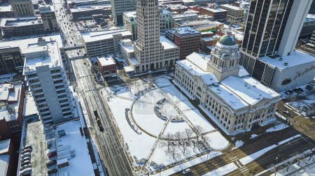 Winterliche Ruhe in der Innenstadt von Fort Wayne, Indiana - Luftaufnahme der schneebedeckten Stadt mit dem symbolträchtigen Gerichtsgebäude