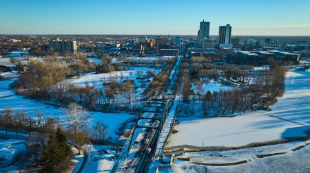 Wintermorgen in Fort Wayne, Indiana, mit der Martin Luther King Brücke über den schneebedeckten St. Marys River.