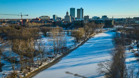 Winter Umarmung auf Fort Wayne - eine heitere, verschneite Szene der Innenstadt von Indiana, Blick auf den St. Marys River