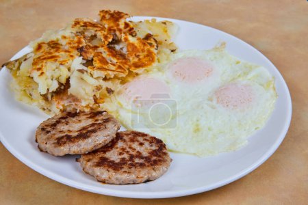 Klassisches amerikanisches Frühstück in Fort Wayne - Sonneneier, Grillwürste und knusprige Hasch-Browns