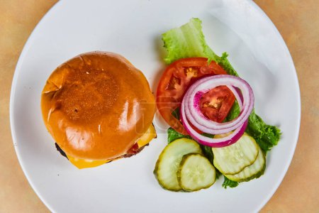 Frisch zubereiteter Gourmet-Cheeseburger mit knusprigem Gemüse, der die Essenz der lässigen amerikanischen Küche in Indiana einfängt.