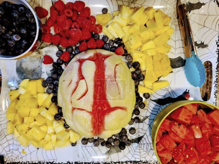 Téléchargez les photos : Festin de fruits frais et pastèque cervelle à Fort Wayne - Une exposition d'Halloween vibrante d'art culinaire et de modes de vie sains - en image libre de droit