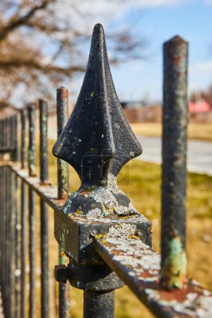 Clôture en fer forgé vieilli dans le cimetière Lindenwood, Fort Wayne - Un symbole de résilience et de temps