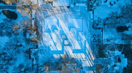 Téléchargez les photos : Géométrie D'hiver : Vue Aérienne Sereine Du Centre-Ville De Fort Wayne, Indiana - en image libre de droit