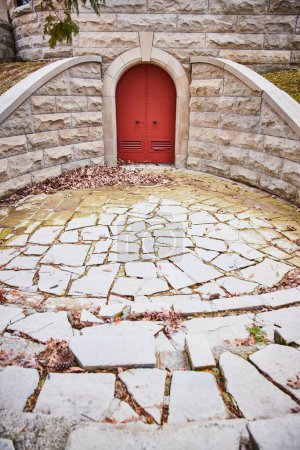 Herbst auf dem Lindenwood Cemetery: Verwitterte Steinbögen umrahmen eine historische rote Tür, ein verstecktes Juwel in Fort Wayne, Indiana